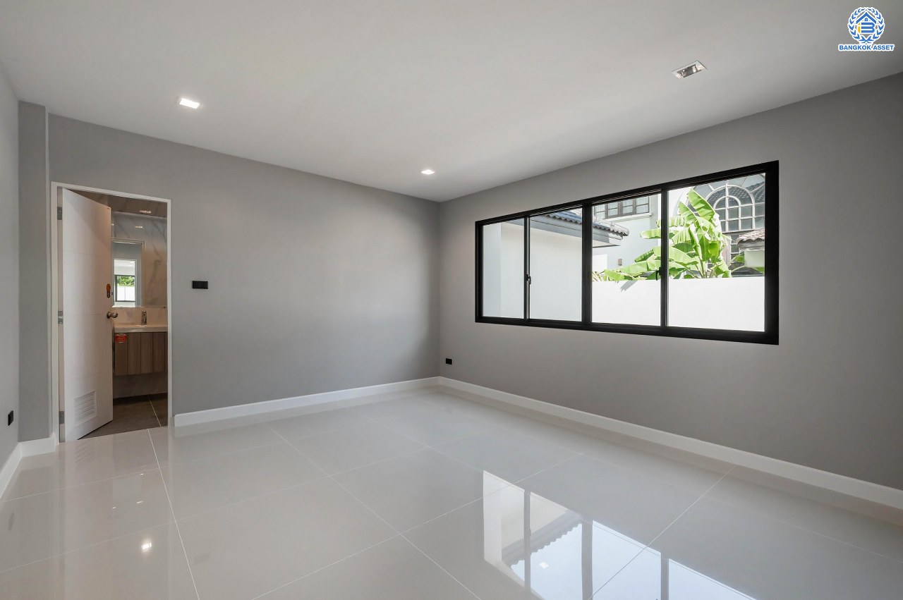 บ้านเดี่ยวฟิลคฤหาสน์มือสองตกแต่งใหม่ แบรนด์ LH ดีไซน์สุดหรูหรา โครงการ ลดาวัลย์ ปิ่นเกล้า เนื้อที่ 178.6 ตร.ว. บนพื้นที่ใช้สอยถึง 651.84 ตร.ม. ฟังก์ชันจัดเต็ม 5 ห้องนอน 7 ห้องน้ำ  1 ห้องแม่บ้าน จอดรถได้ถึง 3 คัน ทำเลศักยภาพติดถนนบรมราชชนนี เชื่อมต่อหลายเส้นทาง ใกล้มหาวิทยาลัยมหิดล และเซ็นทรัลศาลายา